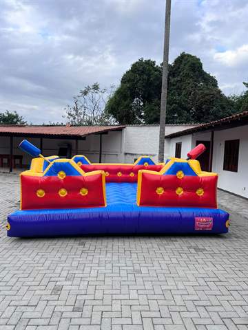 Inflável gladiador vermelho e azul montado ao ar livre